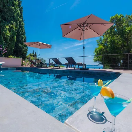 Villa Hortensia-with Private Pool And Beaches Front *